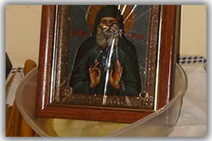 Une icône du saint fol-en-Christ Gabriel donne du myrrhon en Géorgie